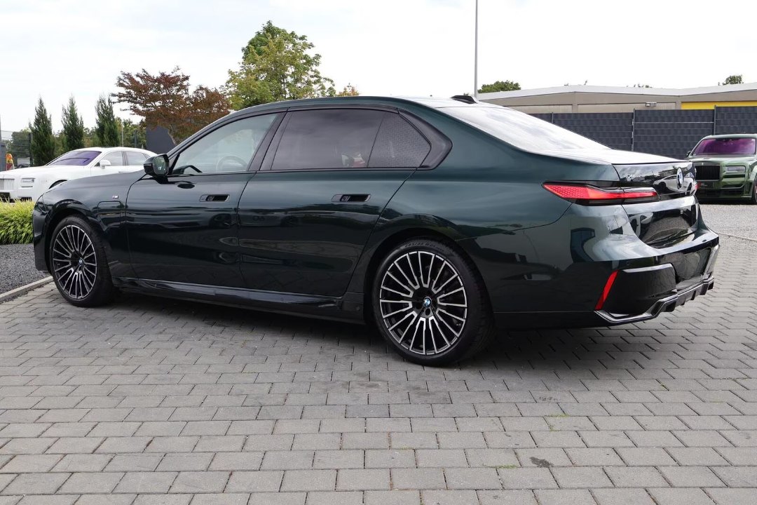 BMW 750e xDrive M Sport-INDIVIDUAL 3