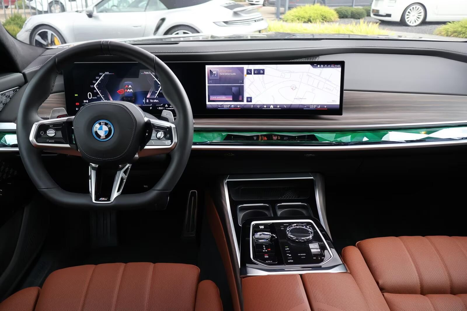 BMW 750e xDrive M Sport-INDIVIDUAL 17